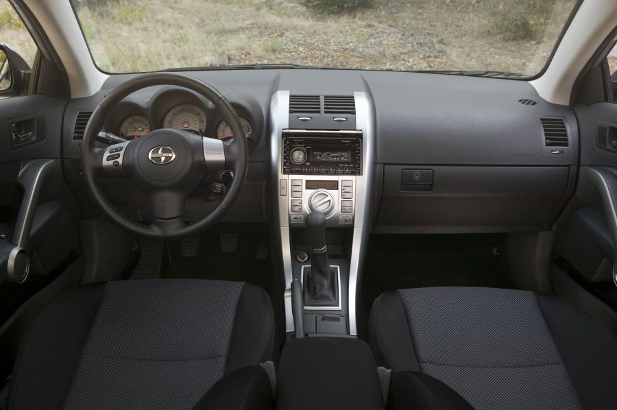 Моторный отсек Scion tC 2008 года  (фото 12 из 21)